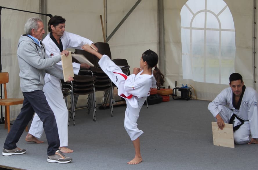 Kyokpa Bruchtest mit Fußtechnik im Taekwondo
