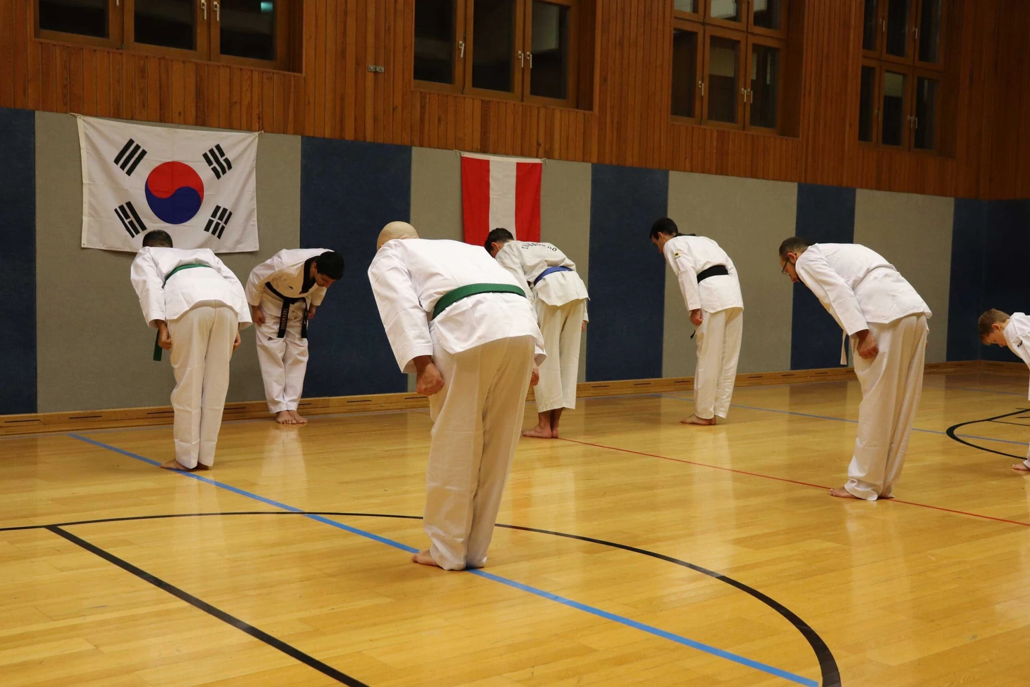 Taekwondo-Gruppe beim gemeinsamen Angrüßen im Dojang Taekwondo-Gruppe beim gemeinsamen Angrüßen im Dojang
