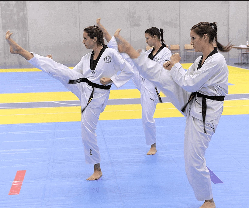 Sportlerinnen beim Poomsae-Training von Yong Lee Kwan
